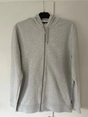 Tiger of Sweden kofta L - Grå ursnygg trendig och populär tiger of Sweden Half zip i storlek L säljes. Otrolig tröja i utmärkt nyskick! Inga hål eller fläckar och jättefin verkligen. Superfin på och grym passform. Väldigt skön tröja för alla tillfällen och tveka inte vid minsta fråga eller fundering.