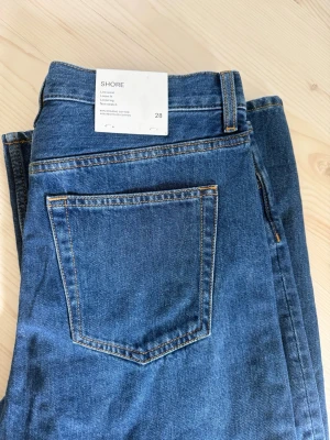Arket jeans i modellen Shore - Snygga blåa jeans från Arket i modellen Shore med low waist. Helt nya!
