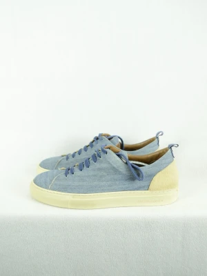 Jacob Cohën denim sneakers  - JACOB COHËN DENIM SNEAKERS Storlek : 44 Passform : Normal Användning : Skorna är i ett väldigt fint skick utan defekter Nypris : Cirka 5000SEK