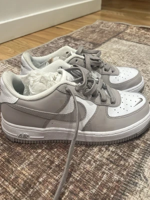Nya Nike skor  - Oanvända har aldrig använt dom de är helt ny köpta och i storlek 37,5 , pris kan diskuteras 