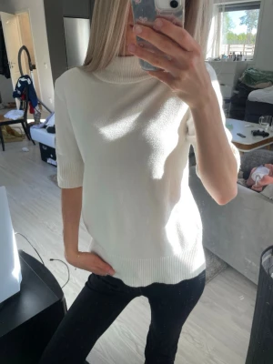 Vit stickad tröja från Vila - Snygg vit stickad tröja från Vila med hög hals och halvlånga ärmar. Bra skick💕