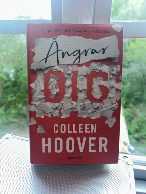 Ångrar dig av Colleen Hoover - Säljer boken 'Ångrar dig' av Colleen Hoover. Omslaget är rött med vit och svart text och har ett rivet pappersmotiv. Romanen handlar om familj, kärlek och svek och är en populär TikTok-succé. Perfekt för dig som gillar gripande och känslosam skönlitteratur.