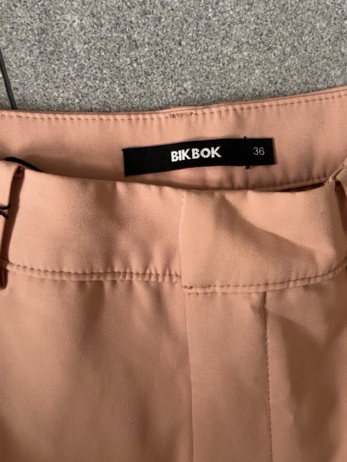 Beiga kostymbyxor från Bik Bok - 1