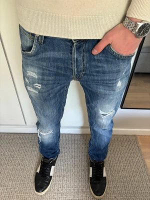Sällsynta slim jeans slitningar Jack & Jones - Tja! Säljer dessa limiterade slim jeans från Jack & Jones | W30 | Jag på bilden är 183! | Hör av er vid minsta lilla fundering🙌