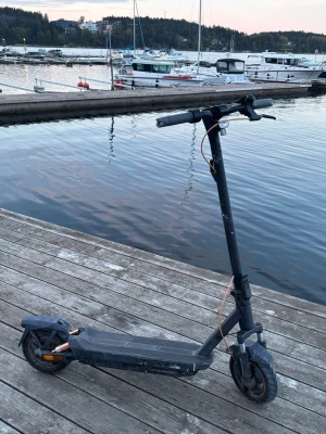 Navee gt3 BYTE!! - Vill byta en svart Navee gt3 med orange detaljer och robust ram. Scootern har bred fotplatta, handtag med bra grepp och stora hjul för smidig körning. Skruvarna fram är borta och den är sliten på sidan av hantaget. Jag söker byten och det kan vara typ vad som helst förutom datorer eller mobiler. Kommer inte byta om ni ger något i mindre värde. Bytet sker i Stockholm. Om ni vill köpa lämna bud priset är inte 750kr