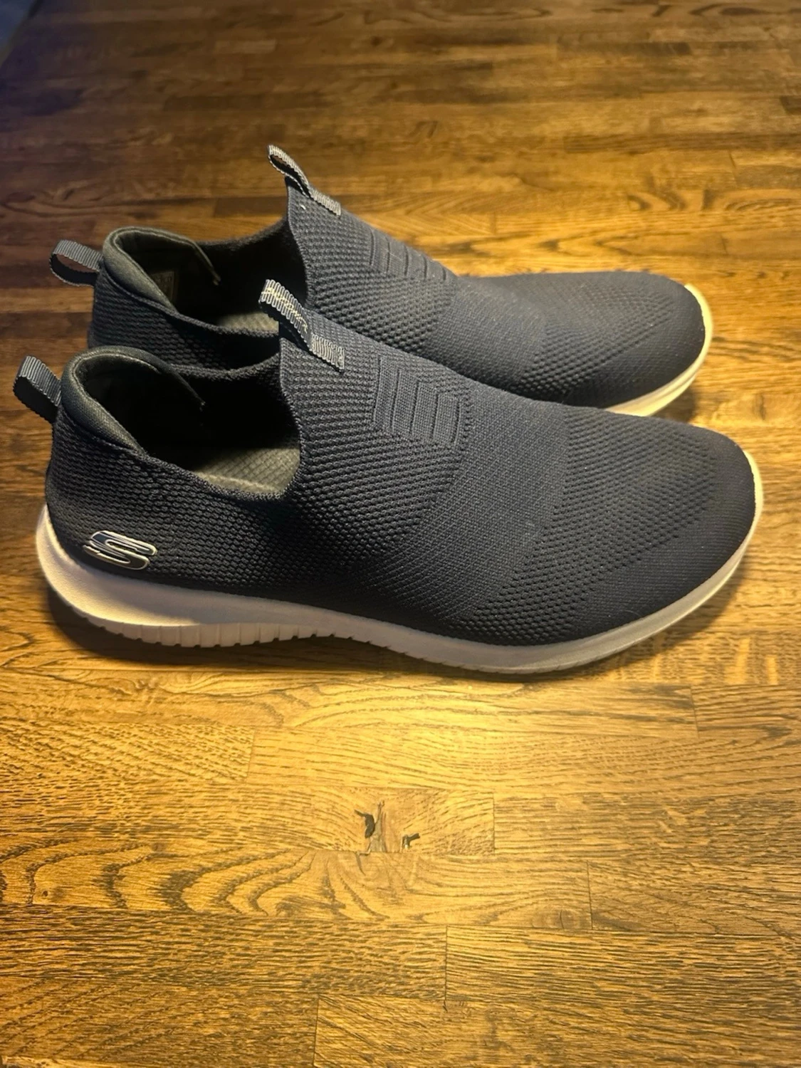 Mörkblå slip-on sneakers från Skechers