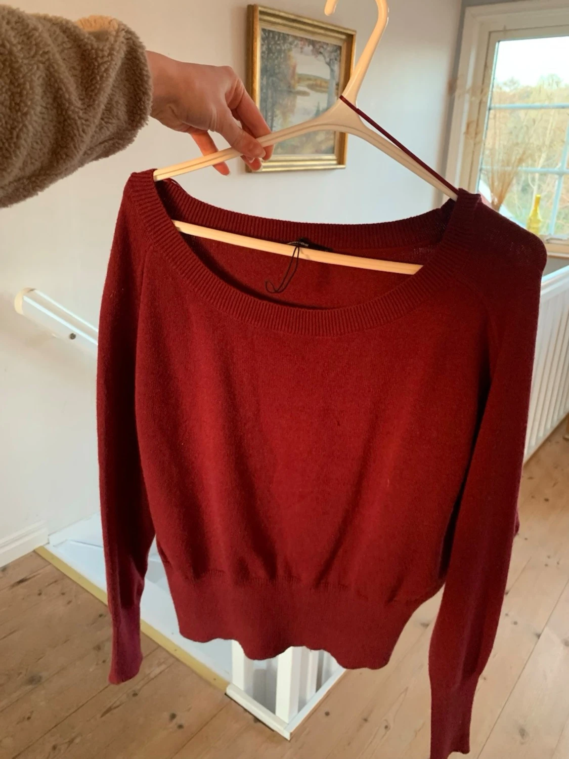 Vinröd tröja med rund hals
