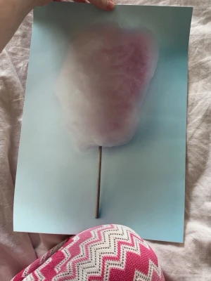  konstposter med unika motiv  - Säljer superduper fina posters i toppenskick! Det går jättebra att köpa styckvis, men man får såklart också köpa alla.💕🍭Skicka ett meddelande innan köp och berätta vilken du vill ha, så ändrar jag priset i annonsen åt dig! 💬