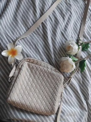 Beige väska - Den är en fin och bra väska. Har inte använt den på länge och haft den max 3 gånger. Köpte den för ca 299kr 