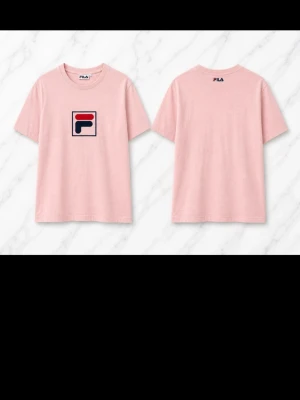 Fila (rosa t-shirt) - Rosa t-shirt från FILA med klassisk logga på bröstet. Trendig färg och skön passform – perfekt till sommaren. Storlek M.