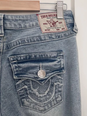 True Religion ljusblå bootcut jeans - Säljer ett par ljusblå bootcut jeans från True Religion. Säljer pga dom e för stora och va för sent för att byta storlek. Använda ca 3 ggr. Pris kan diskuteras vid snabb affär🌸🩷
