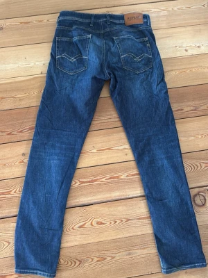 Blå jeans från Replay - Replay Jeans i modellen Grover och storlek W29 L32 i bra skick utan defekter och ett pris som inte är hugget i sten.