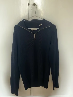 Blå halfzip från Jack and Jones - Blå half zip från Jack and Jones i storlek S! Den är använd men inga tecken på skador eller fläckar! Pris kan diskuteras vid snabb affär!