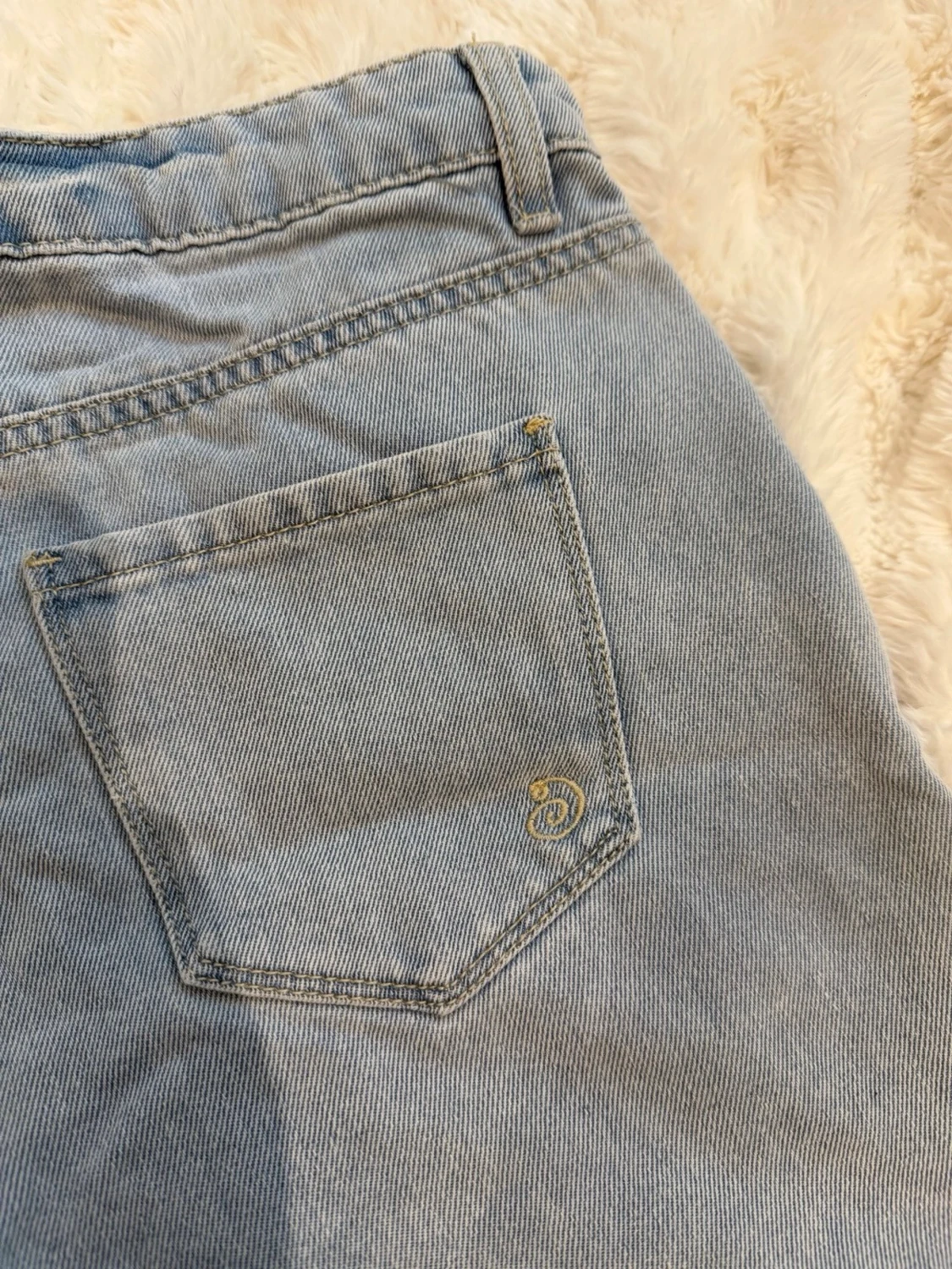 Ljusblåa denimshorts med slitningar - 4