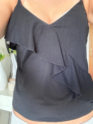 Volang linne - Svart volanglinne från h&m i storlek S. Säljer då den inte kommit till användning, men den är endast använd fåtal gånger. 