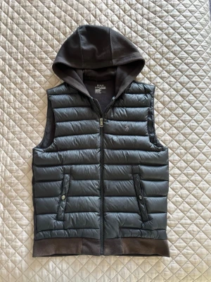 Ralph Lauren dunväst - Säljer nu den efterfraktade Ralph Lauren dunvästen som är väldigt svår att få tag på! | Storlek S. | Fint skick, solblekt. | Sitter grymt. | Passar till alla årstider. | Släng iväg en signal vid funderingar så svarar jag snabbt. |