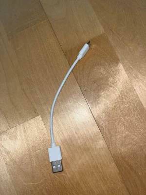 Micro usb laturi - Valkoinen micro usb laturi. N 15cm pitkä. Eläintalous MMM Katsothan myös muut ilmoitukseni Tarjoa 