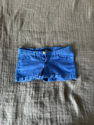 Blå lågmidjade jeansshorts  - Snygga blå jeansshorts från Tally Weijl med låg midja. 