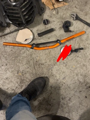 Orange styre till moped eller MC - Säljer ett orange styre i metall som passar till moped eller motorcykel. Styret har svart fäste och medföljer även ett handtag, backspegel och några tillbehör. Perfekt för dig som vill uppgradera eller byta ut ditt nuvarande styre. Detta styre är 22,2