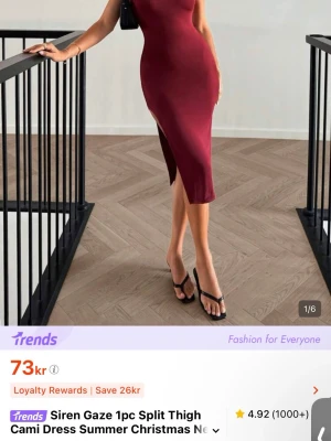 Vinröd tight klänning med slits - Snygg vinröd klänning i figurnära modell med slits på ena sidan. Klänningen är ärmlös och har en enkel, stilren design som framhäver siluetten. Perfekt för dig som gillar minimalistisk och trendig stil.