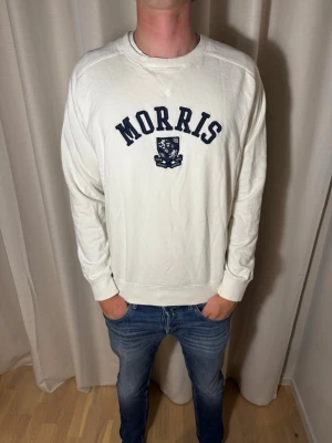 Morris sweatshirt  - Hej! Vi säljer denna Morris tröjan i storlek L för endast 349kr nypris ligger cirka 2400kr. Skicket är 10/10. Hör av er vid frågor! // studio II Resell 💙
