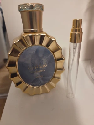 Victoria parfym från Lattafa - 10 ml säljs I reseflaska i glas