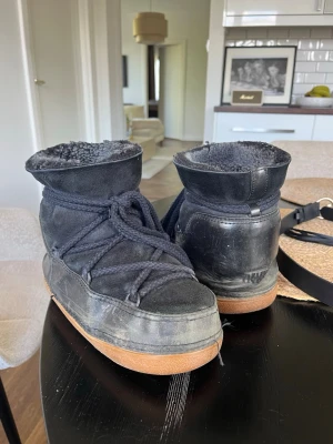 Ikkii vi vinterskor - Moonboots aktiga vinterskor, storlek 40 men passar mig som vanligtvis har 39. Inte superbra skick men skulle nog behövas torkas av