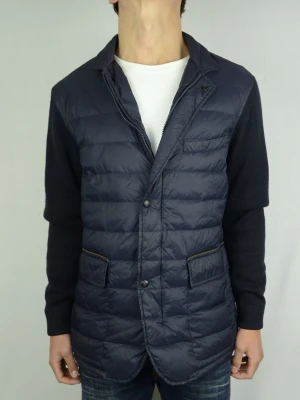 Massimo Dutti hybrid cardigan  - MASSIMO DUTTI HYBRID CARDIGAN Storlek : XL Passform : Normal Användning : Jackan är i ett väldigt fint skick utan defekter Nypris : Cirka 1600SEK Modellen på bilden : 182CM och väger 74KG