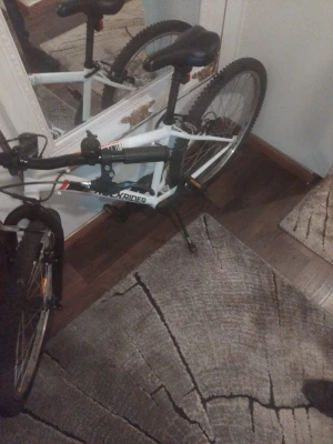 Vit och svart mountainbike X-Rider - Säljer en vit och svart mountainbike från X-Rider med grova däck, svart sadel och handtag. Cykeln har 6 växlar och är utrustad med stödben. Perfekt för dig som gillar att cykla i terräng eller på asfalt.
