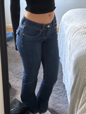Mörkblå bootcut jeans med låg midja - Lågmidjade bootcut jeans