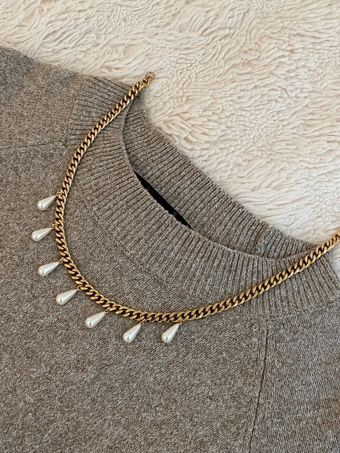 Guldfärgat halsband med pärldroppar