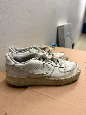 Vita Nike Air Force 1 sneakers - Klassiska vita Nike Air Force 1 sneakers  