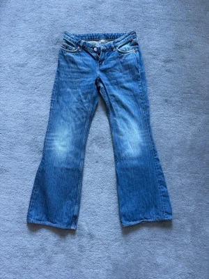 Blå bootcut jeans från Weekday - Weekday Nova low slim bootcut jeans i storlek 24/32! Använda få tal gånger och sitter super snyggt kring låren och midjan!!