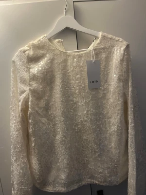 Vit paljettblus från LMTD - En snygg plus med en otrolig design, paljetter och ett litet mönster som går så fint ihop! Den är från mörkret LMTD men köpt på kids brand store, nypris ca 500. Helt oanvänd och lapp finns kvar, hör av er om ni har frågor!🤗