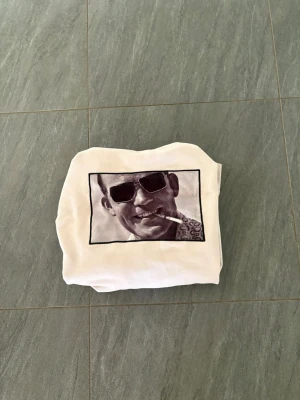 Limitato hoodie - Säljer en stilren Limitato hoodie med huva och dragsko. På bröstet finns ett stort tryck med ett svartvitt foto i rektangulär ram. Hoodien har klassisk passform och är perfekt för en avslappnad look. Materialet känns mjukt och bekvämt mot huden.
