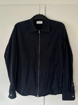 John Henric skjortjacka M herr supersnygg - Steal! Superfin elegant populär och eftertraktad John Henric skjorta i storlek M säljes. Inga hål eller fläckar i utmärkt superfint skick! Grym passform och perfekt för alla tillfällen nu till sommaren! 