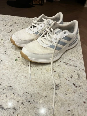 Vita Adidas Golfskor - Vita Golfskor från adidas perfekta för dig med breda fötter. Införskaffade förra säsongen och använda några gånger. Nypris 1599
