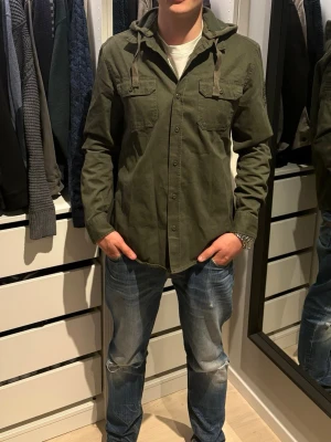 Colin’s overshirt  - Riktigt snygg mörkgrön overshirt från Colin’s. Storleken är M, tveka inte på att höra av dig vid eventuella frågor och funderingar!😊✌️