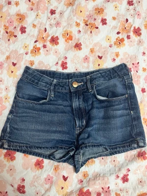Mörkblå jeansshorts med fem fickor - Fina jeansshorts i storlek 146/152 från H&M, men kan även passa om man är smalare i låren och har storlek XXS ungefär. Jättefint skick!💖
