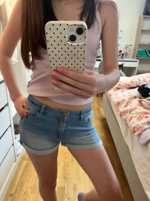 Ljusblå denimshorts - Fina jeansshorts från Lindex! Jättefint skick storlek 152💖passar även om man är smalare i låren som jag och brukar ha storlek XS🤍