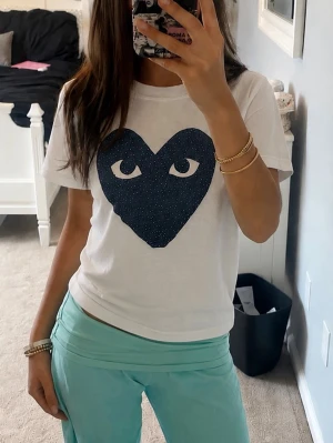 Vit t-shirt med blått hjärta - T-shirt med en patch jag själv har klippt ur och sytt på🌸 går att köpa i annan storlek vid förfrågan innan köpet ☺️ ❌obs jag klipper efter mall men kan diffa lite 