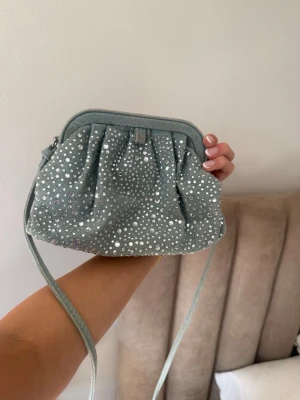 Väska/ clutch - Säljer denna så efterfrågade clutchen. Perfekt mini väska💕