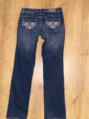 Mörkblå jeans - Väldigt fina vintage jeans med cool fickdesign❣️💙