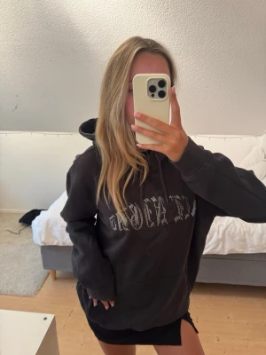 Svart hoodie med tryck och huva - Cool svart hoodie med stor huva och vit texttryck, jättebra skick🩵