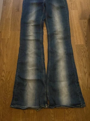 Kvarg jeans - Säljer dessa sjukt coola virala ”kvarg jeans” från cheap monday pga att de är förstora. Lagom använda och har endast en defekt längst ner på benen men märks inte av! Pris kan diskuteras