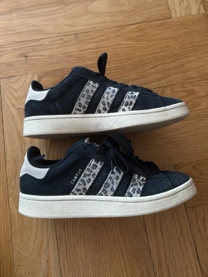 Adidas Campus leopard - Säljer mina adidas campus i leopard. Fint skick, lite ”trasiga” inuti men de vara för stt hälen gått emot, utanför e dom i otroligt fint skick. Köpter för 2000