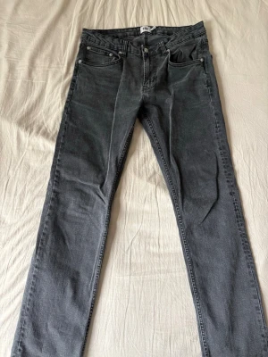 Grå jeans - Snygga gråa jeans. Jeansen har en diskret tvättad look och är tillverkade i ett mjukt bomullsmaterial med lite stretch för extra komfort. Perfekta till en avslappnad stil.