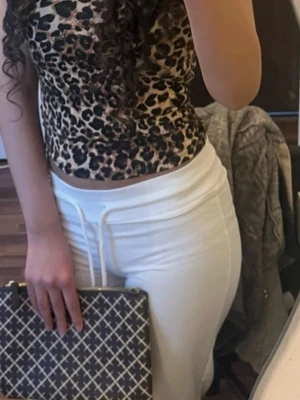 Leopardmönstrad croppad topp - Säljer en croppad topp med leopardmönster. Toppen är ärmlös och har en tight passform som framhäver figuren. Perfekt för dig som vill sticka ut med ett djuriskt print. Matcha med höga byxor eller kjol för en trendig look.