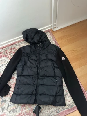 Moncler jacka - ÄKTA, strlk S dragkedjan på fickorna är trasig. Jackan har skavanker men går att använda. Just därför de låga priset.