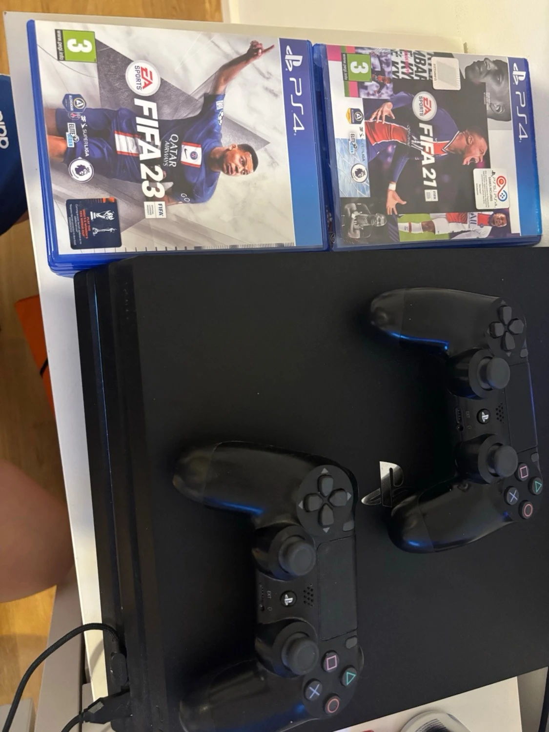 PlayStation 4 Pro med två kontroller - 5